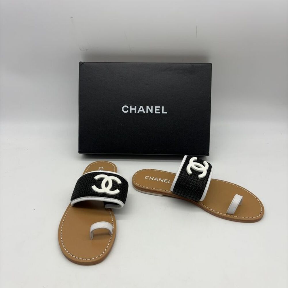 CHANEL. Slippers in Black/White